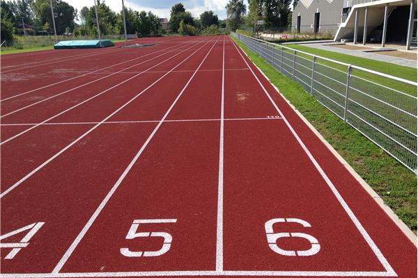 Aanleg sportpark met 3 kunstgras en 2 natuurgras voetbalvelden, atletiekpiste in PU en omgevingswerken - Sportinfrabouw NV